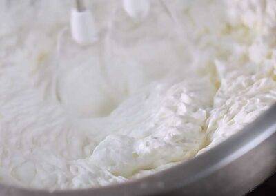 Fehércsoki sajttorta recept tejszínhab
