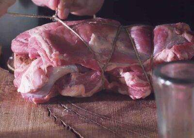 Kéksajttal töltött bárány göngyölt hús